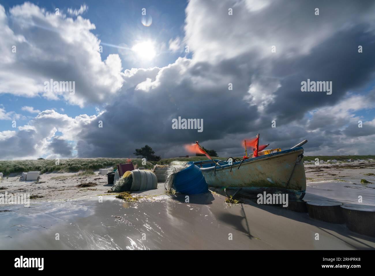 Hiddensee, Vitte sur la plage avec bateau échoué en été, Mecklembourg-Poméranie occidentale Banque D'Images