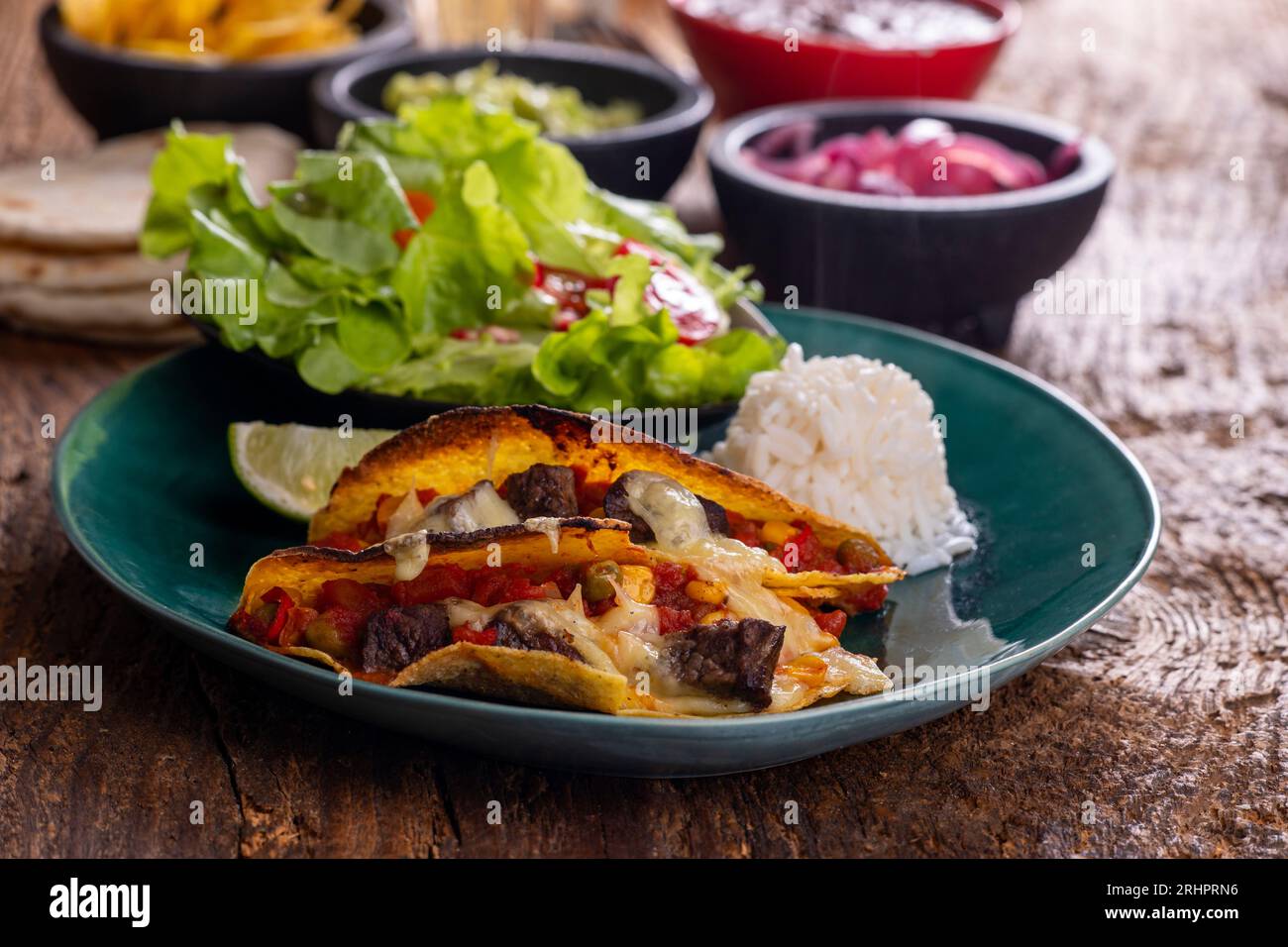 tacos mexicains sur bois sombre Banque D'Images