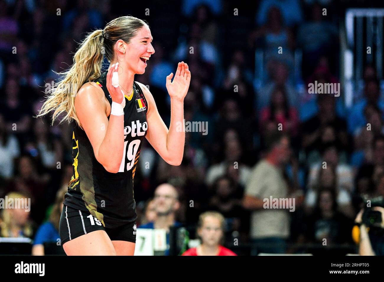 Silke Van Avermaet (19 ans) de Belgique photographiée lors d'un match de volleyball entre les équipes nationales féminines de Hongrie et de Belgique, connues sous le nom de Tigres jaunes , lors du premier match du Championnat d'Euro volley de la CEV dans la poule A , le jeudi 17 août 2023 à Gand , BELGIQUE . PHOTO SPORTPIX | Stijn Audooren Banque D'Images