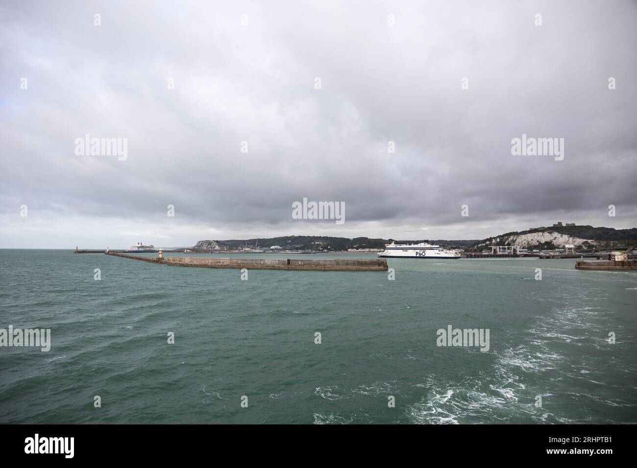 Ferries quittant le port de Douvres, Royaume-Uni Banque D'Images