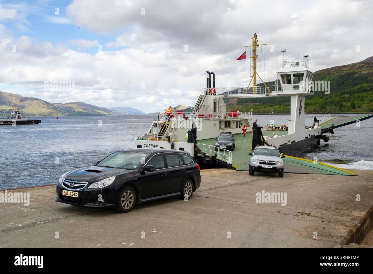 Les voitures quittent le Corran Ferry (le Corran) à Ardgour après avoir traversé le Loch Linnhe à Corran Narrows, au sud de Fort William, en Écosse. Banque D'Images