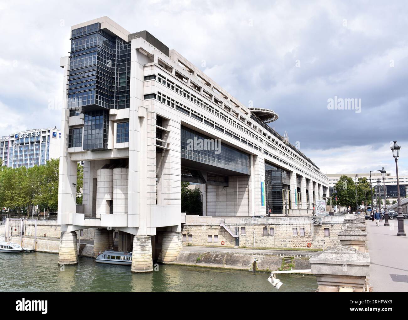 Le massif Ministère des Finances et de l’Economie, construit en 1982-9, un monument de premier plan poussant au-dessus de la Seine, symbolisant le pouvoir du gouvernement. Banque D'Images