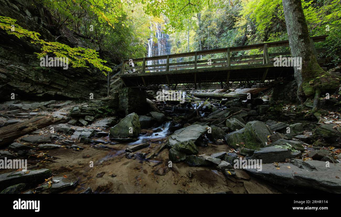Mingo Falls, Qualla Boundary - Comté de Swain, Caroline du Nord.. Un pont de bois traverse le ruisseau Mingo juste en aval des chutes Mingo. Banque D'Images