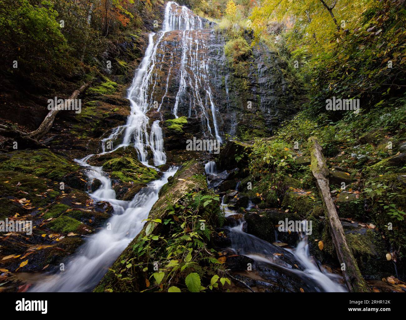 Mingo Falls, Qualla Boundary - Comté de Swain, Caroline du Nord.. Mingo Creek tombe sur le flanc de la montagne à Mingo Falls à l'extérieur de Cherokee, nord ca Banque D'Images