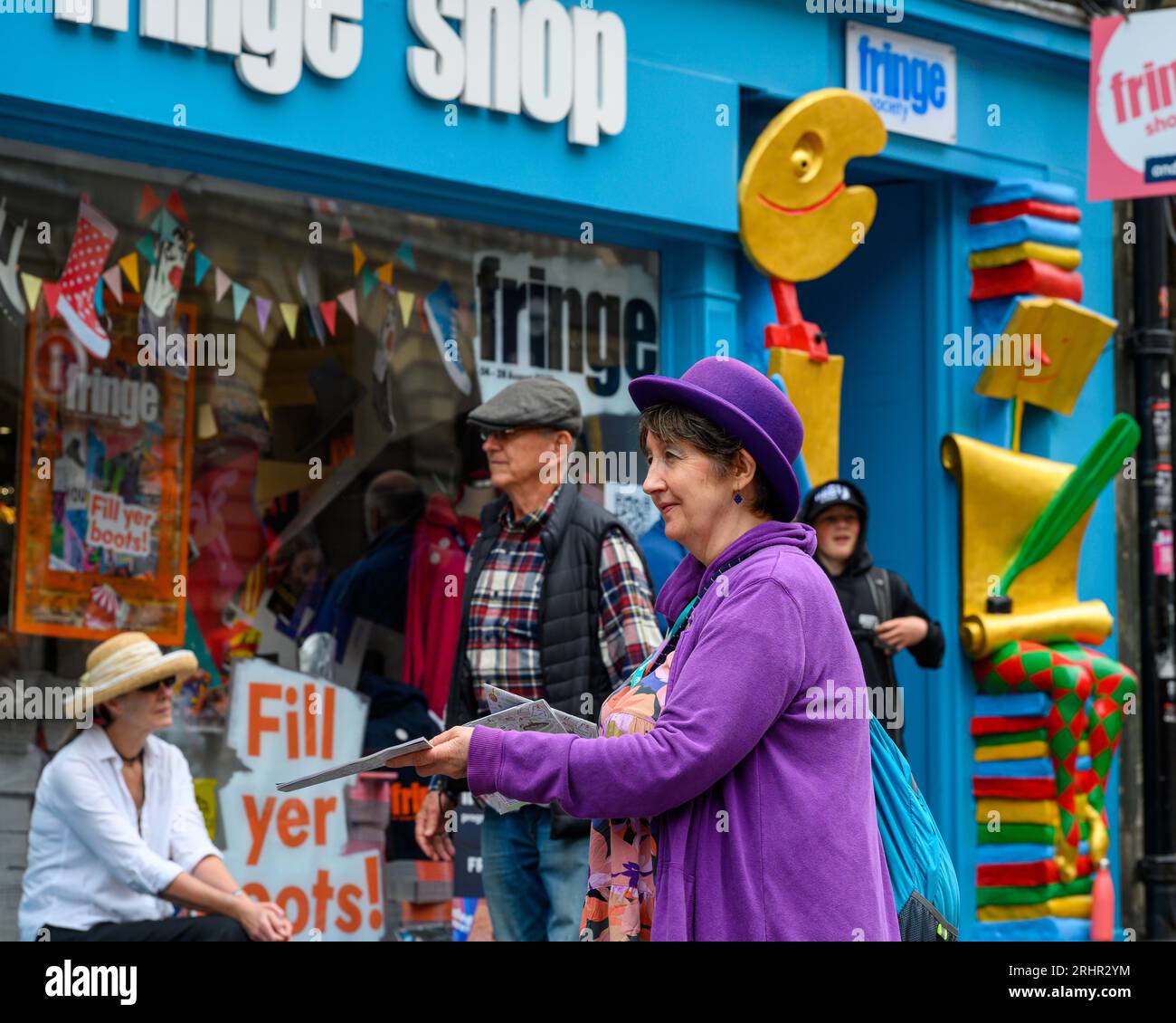 Edimbourg, Royaume-Uni. 17 août 2023. Distribution de dépliants pour le spectacle au Edinburgh Fringe Credit : george robertson/Alamy Live News Banque D'Images
