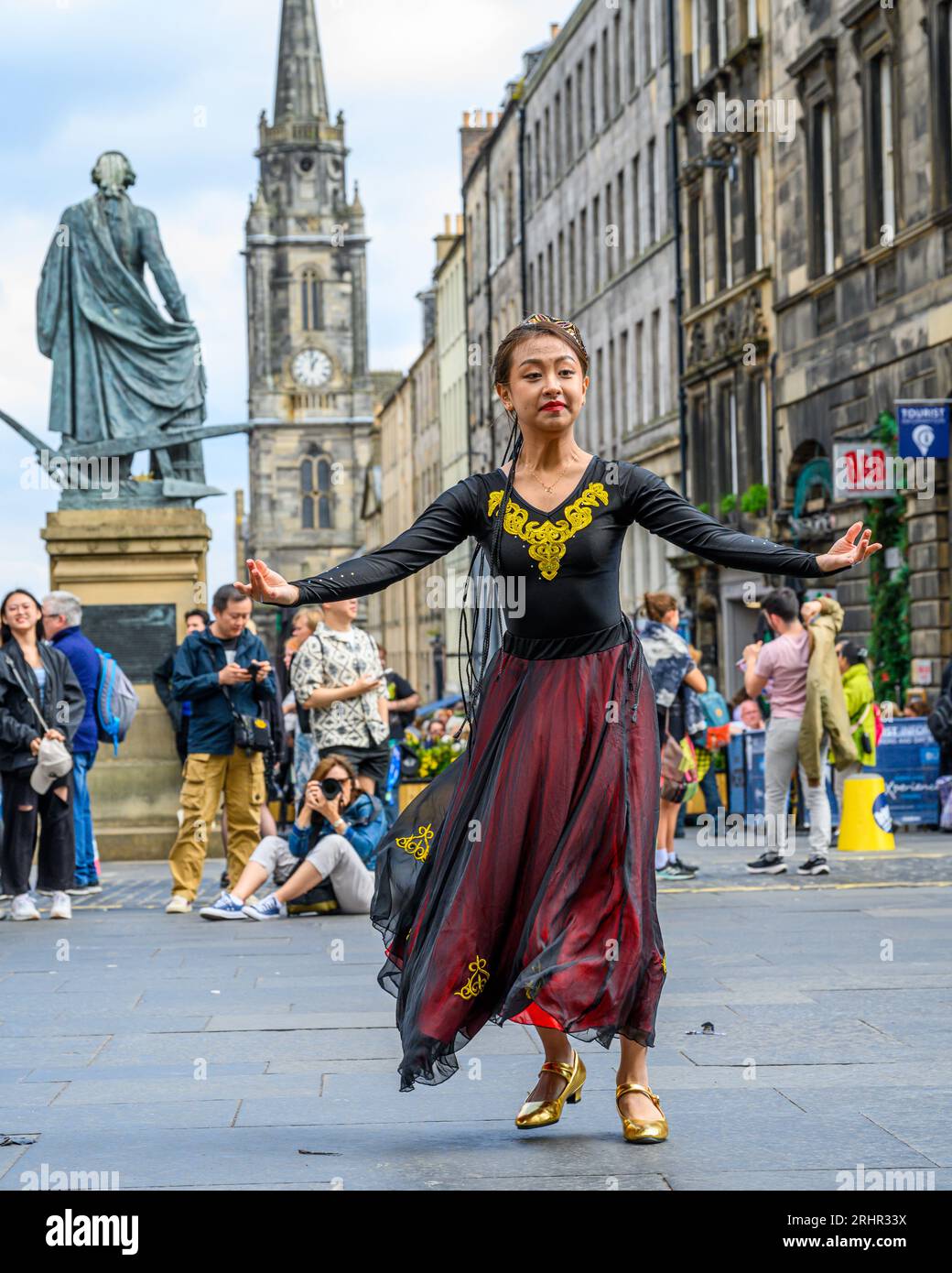 Edimbourg, Royaume-Uni. 17 août 2023. Dame chinoise dansant pour divertir la foule sur le Royal Mile Credit : george robertson/Alamy Live News Banque D'Images