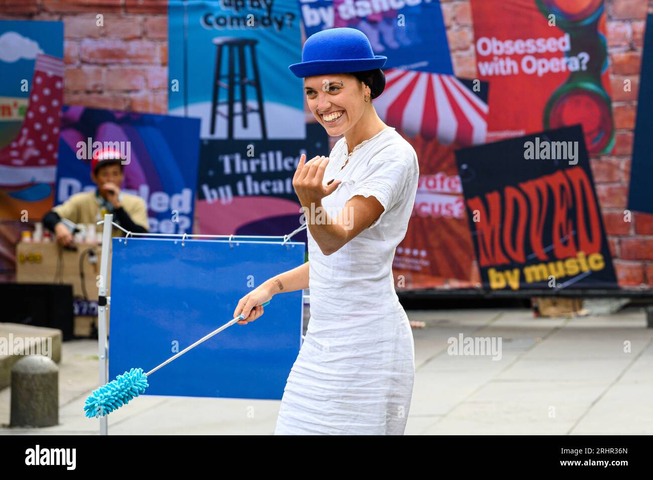 Edimbourg, Royaume-Uni. 17 août 2023. Une artiste de rue essayant d'impliquer un membre du public dans son spectacle pour divertir le public dans le Royal Mile d'Édimbourg, en Écosse. Crédit : george robertson/Alamy Live News Banque D'Images