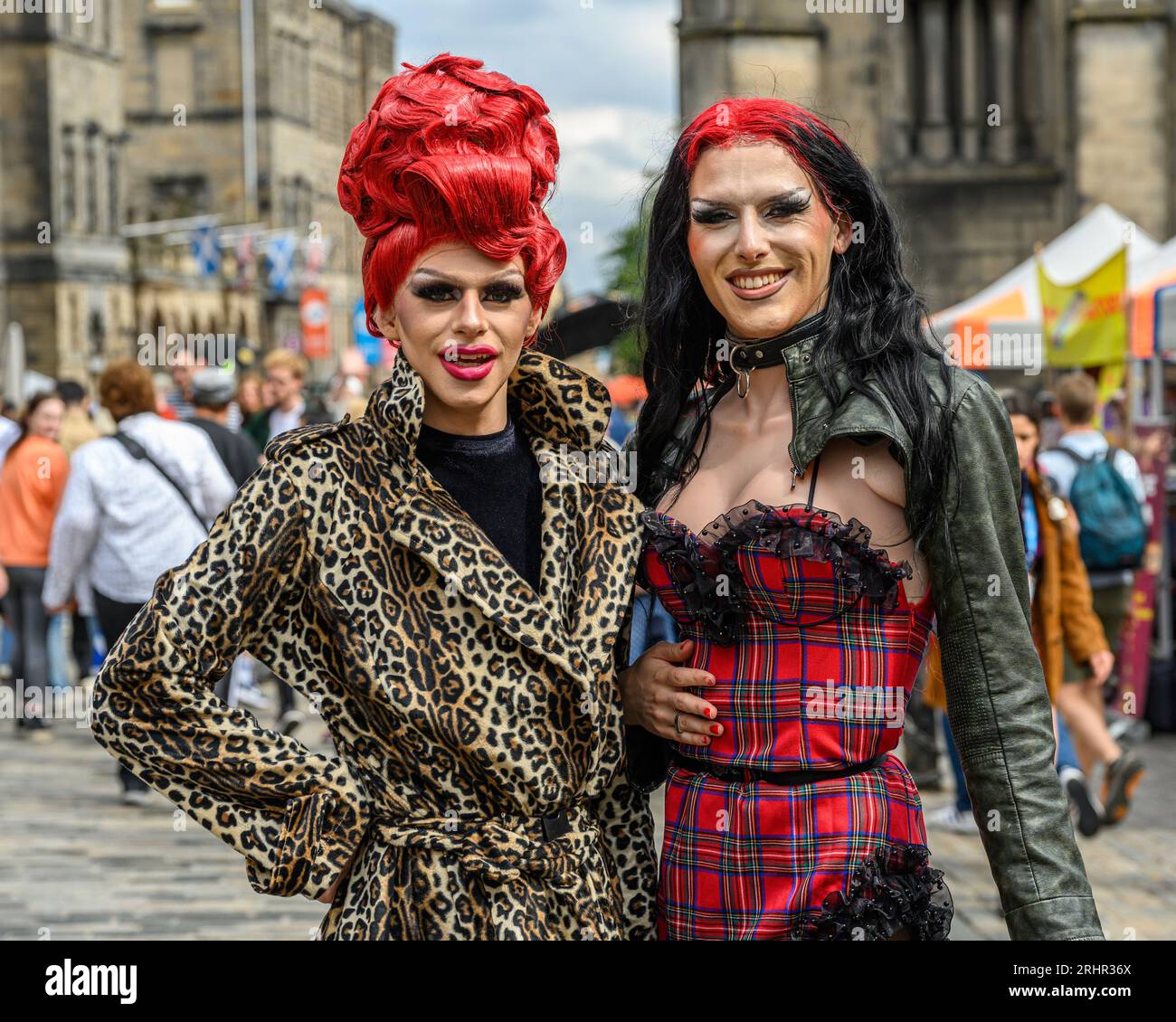 Edimbourg, Royaume-Uni. 17 août 2023. Deux drag Queens divertissent le public pour promouvoir leurs spectacles sur le Royal Mile d'Édimbourg, en Écosse. Crédit : george robertson/Alamy Live News Banque D'Images