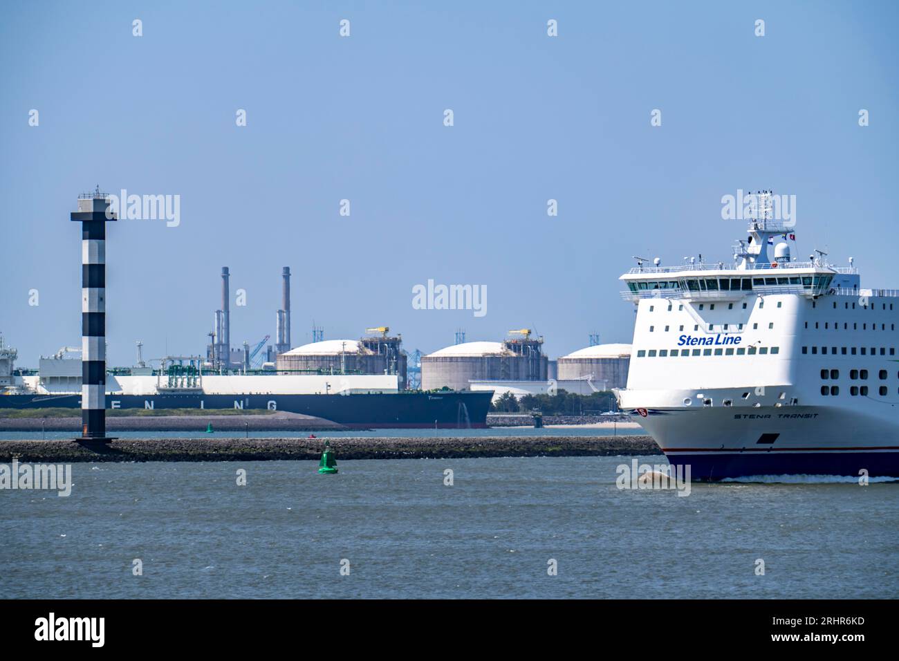 Réservoirs terminaux d'importation de GNL pour le gaz naturel liquéfié dans le port maritime de Rotterdam, cargo, le pétrolier de gaz naturel liquéfié GNL Tanergy un battant pavillon grec Banque D'Images