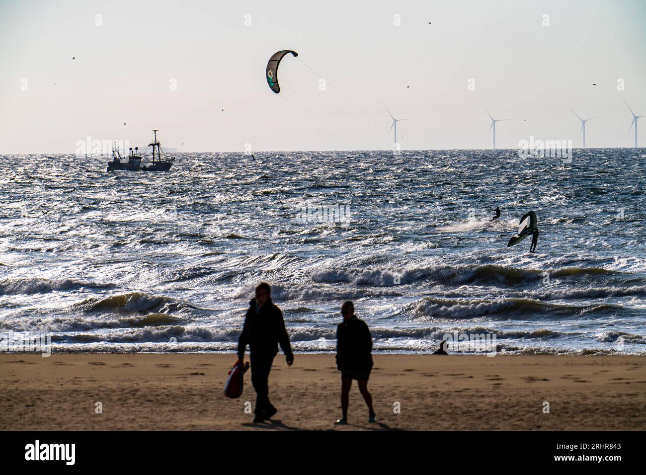 Kite surfeurs et bateaux crevettiers au large de Scheveningen, poussettes sur la plage, la Haye, pays-Bas Banque D'Images