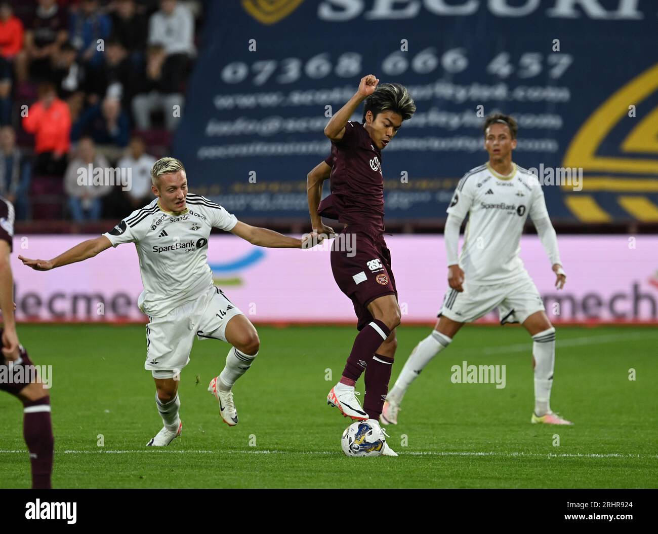 Parc Tynecastle. Edinburgh.Scotland.UK, 17 août 23 Hearts contre Rosenborg UEFA Europa Conference League Match. Emil Frederiksen de Rosenborg BK s'attaque à Yutaro Oda de Hearts. Crédit : eric mccowat/Alamy Live News Banque D'Images