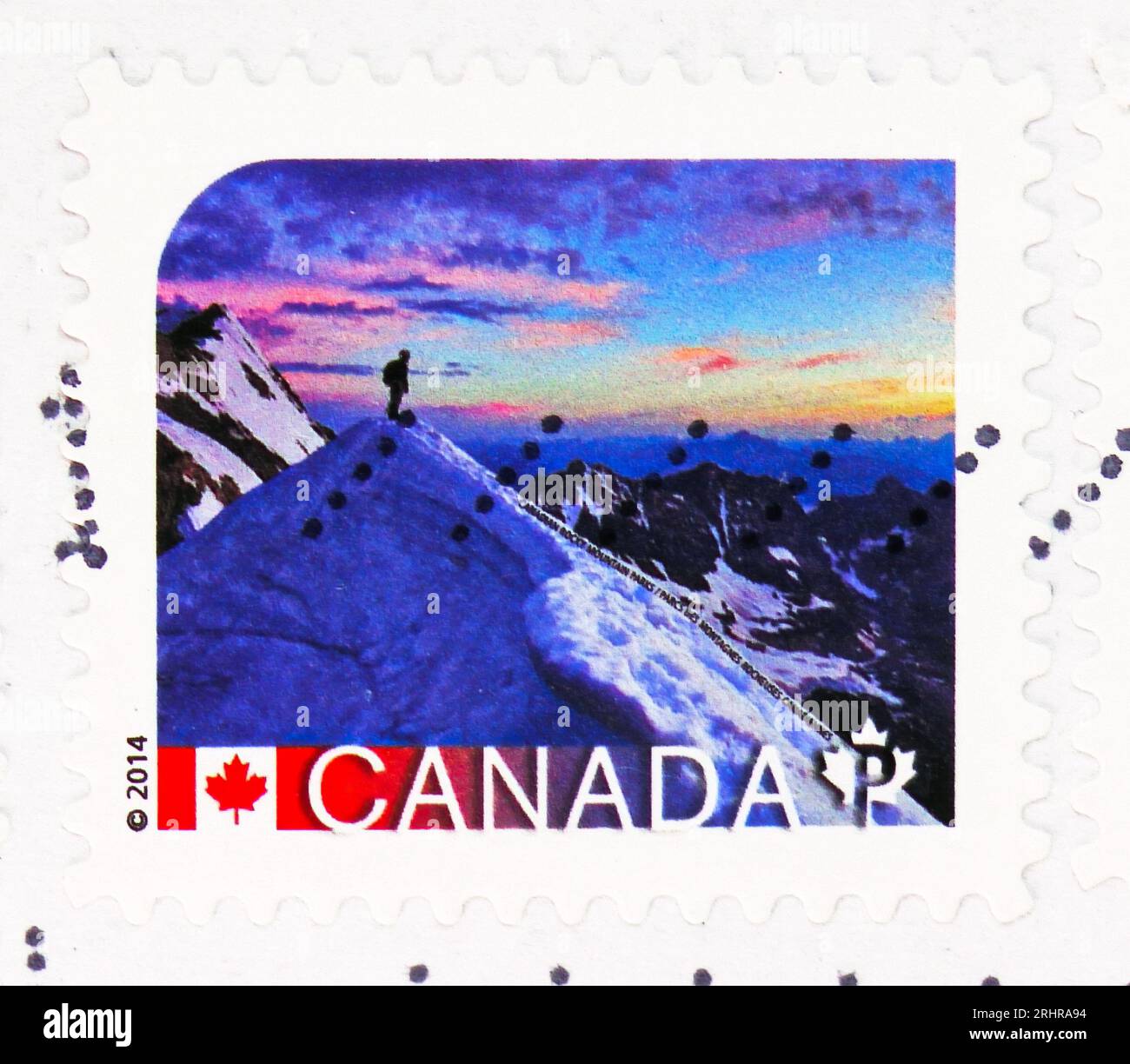 MOSCOU, RUSSIE - JUIN 8 2023 : un timbre-poste imprimé au Canada montre les parcs des montagnes Rocheuses canadiennes (Alb. Et C.-B.), sites du patrimoine mondial de l'UNESCO en CAN Banque D'Images