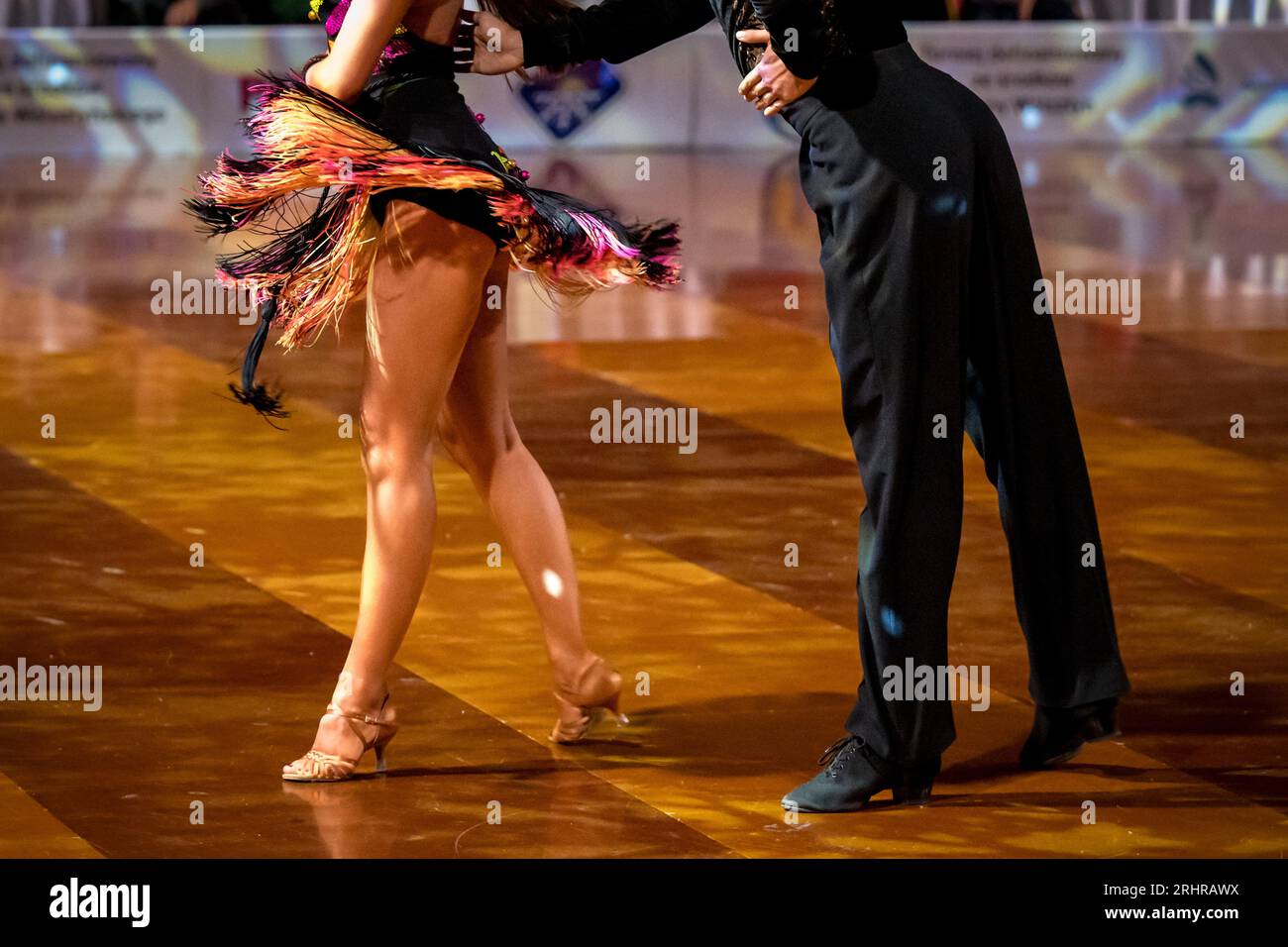 Le couple danse une danse latine. les jambes d'un couple dansant Banque D'Images