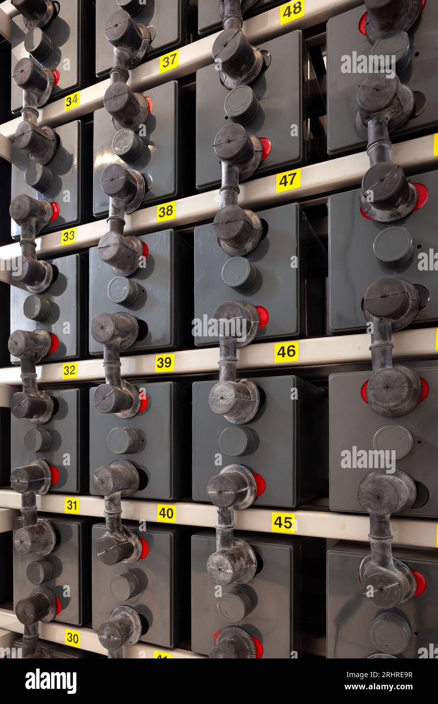 Salle de batterie pour la sauvegarde en cas d'urgence dans une installation industrielle. Banque D'Images