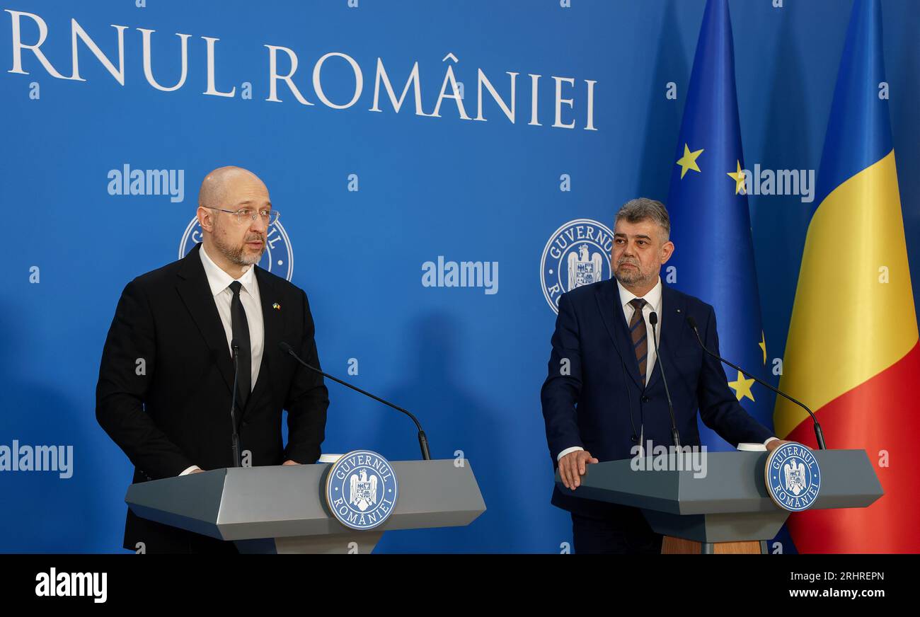 Bucarest, Roumanie. 18 août 2023 : le Premier ministre ukrainien Denys Shmyhal (à gauche) s’exprime lors des déclarations conjointes avec le Premier ministre roumain Marcel Ciolacu (à droite), après leur rencontre officielle au Palais Victoria, siège du gouvernement roumain, à Bucarest. Crédit : Lucian Alecu/Alamy Live News Banque D'Images