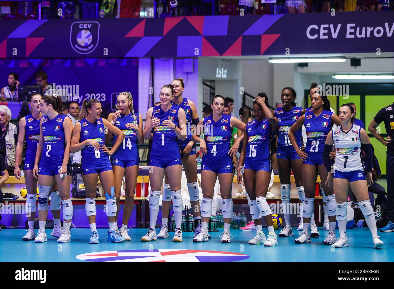 Monza, Italie. 18 août 2023. L'équipe Itay regarde lors du match de volleyball de la finale de la poule B de la CEV EuroVolley 2023 entre l'Italie et le Zwitzerland à l'Arena di Monza, Monza, Italie le 18 août 2023 crédit : Agence de photo indépendante/Alamy Live News Banque D'Images