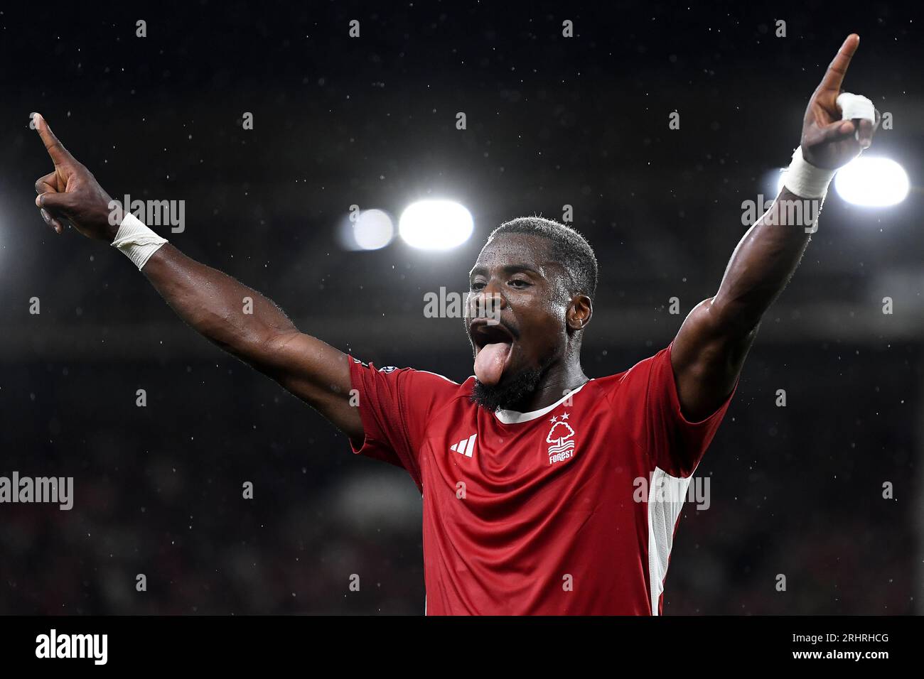 Surge Aurier de Nottingham Forest célèbre son aide menant à son deuxième but marqué par Chris Wood de Nottingham Forest lors du match de Premier League entre Nottingham Forest et Sheffield United au City Ground, Nottingham, le vendredi 18 août 2023. (Photo : Jon Hobley | MI News) crédit : MI News & Sport / Alamy Live News Banque D'Images