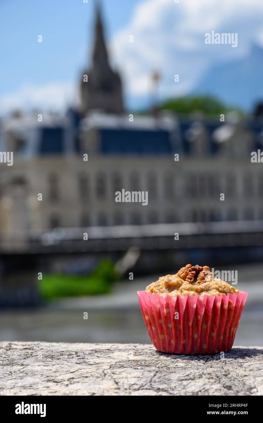Gateau Grenoblois, gâteau au café à la noix française, spécialité de Grenoble et vue sur la partie centrale de la ville de Grenoble avec montagnes autour, rivière Isère, FR Banque D'Images