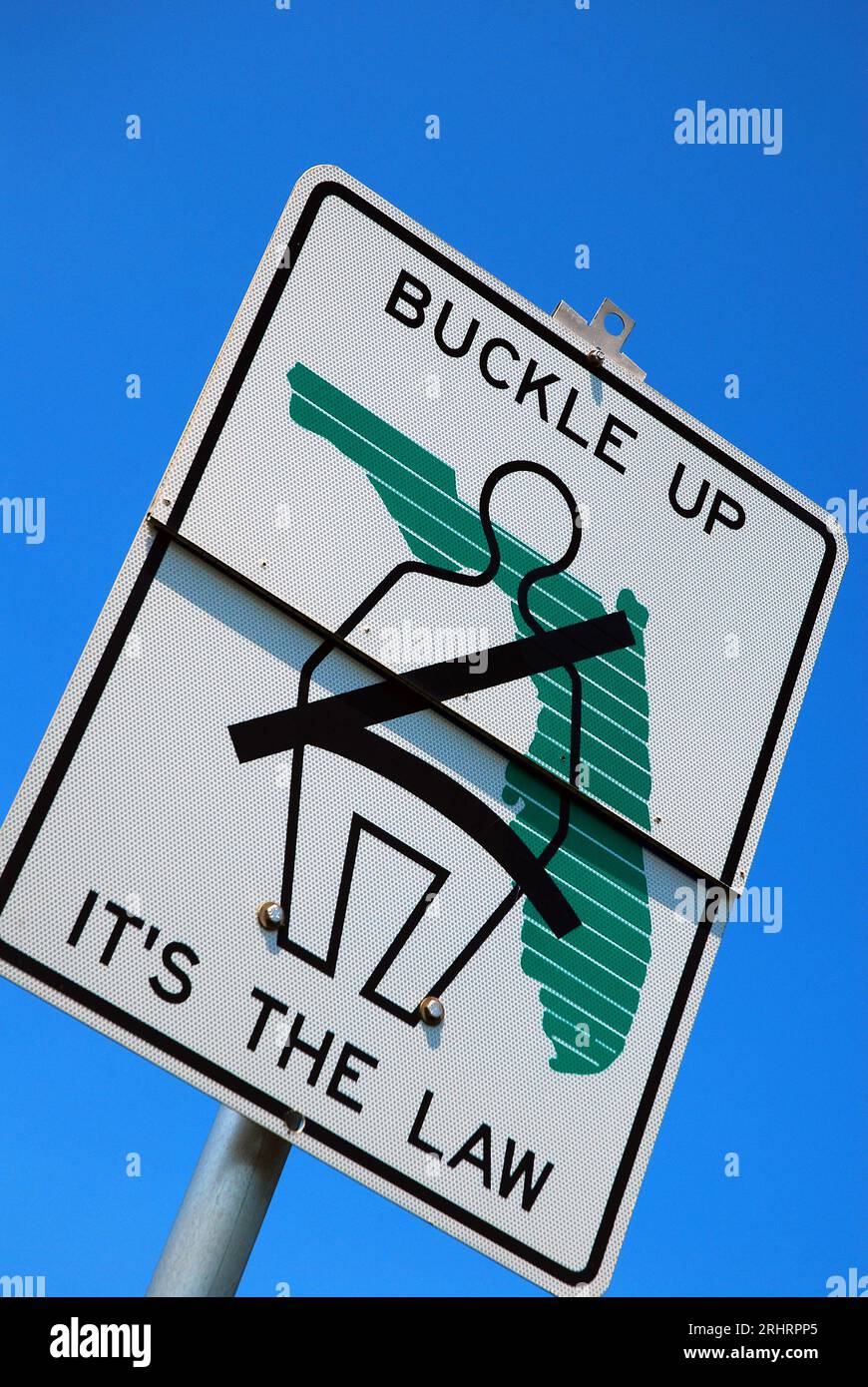 Un panneau sur une autoroute de Floride rappelle aux visiteurs et à la résidence d'attacher leur ceinture de sécurité pour la sécurité tout en conduisant leur voiture Banque D'Images