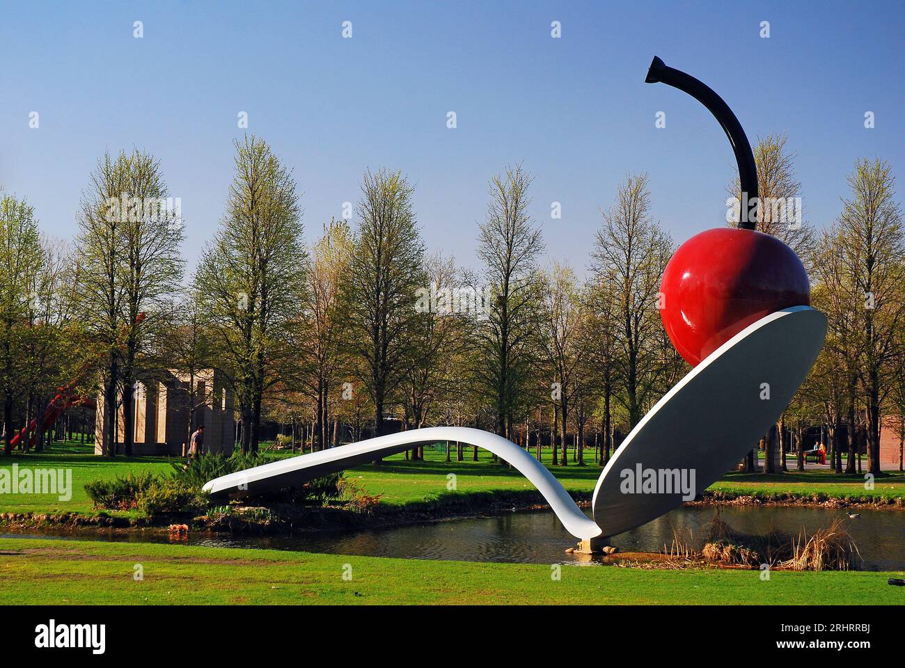 Spoonbridge and Cherry de Claes Oldenburg est une attraction populaire au Walker Art Center à Minneapolis Banque D'Images