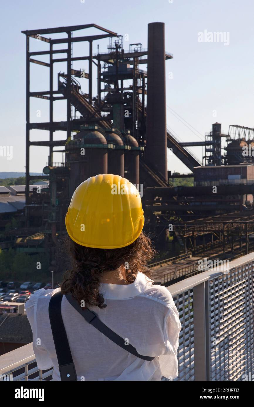 Une femme sur le Skywalk photographie le haut fourneau de l'usine industrielle Phoenix-West, Allemagne, Rhénanie du Nord-Westphalie, région de la Ruhr, Dortmund Banque D'Images