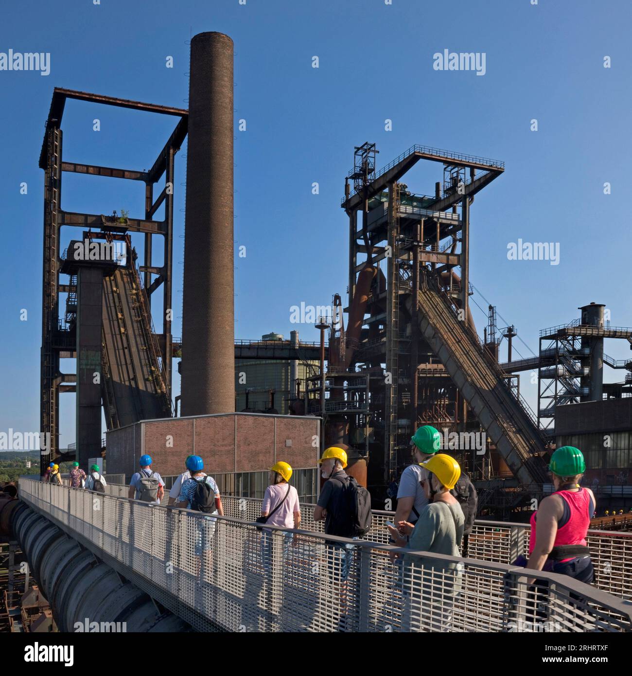 Groupe sur le Skywalk avec vue sur les hauts fourneaux, usine industrielle Phoenix-West, Allemagne, Rhénanie du Nord-Westphalie, région de la Ruhr, Dortmund Banque D'Images