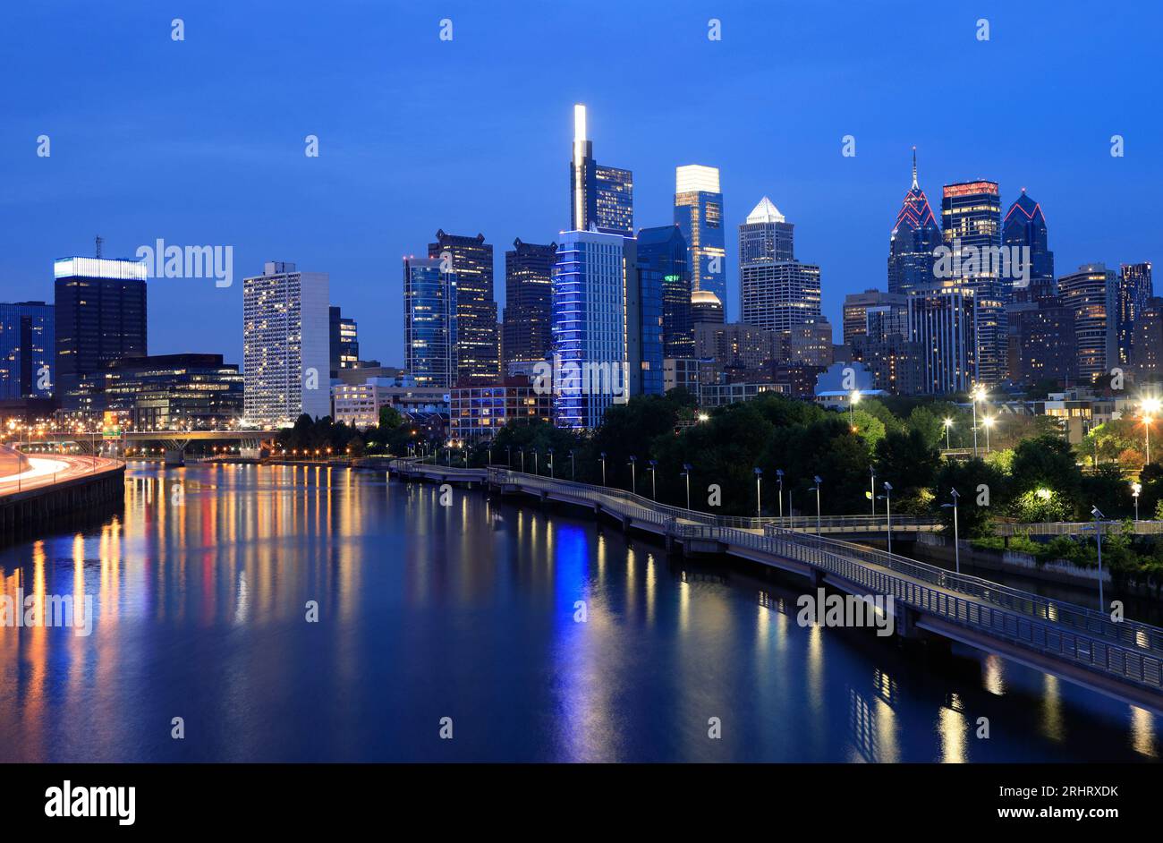 Skyline de Philadelphie au crépuscule avec la rivière Schuylkill au premier plan, USA Banque D'Images