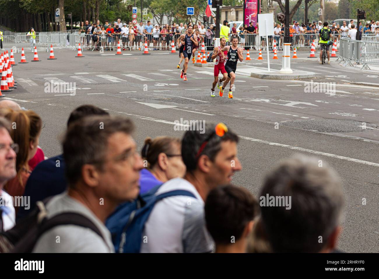 Les gens ont vu regarder les triathlètes pendant l'épreuve de test. Un an avant le début des Jeux Olympiques, l’organisation Paris 2024 réalise quatre épreuves de triathlon tests entre le 17 et le 20 août, dans le but de tester différents dispositifs sportifs. Dans l'épreuve individuelle masculine, le Britannique Alex Yee a gagné. Le Portugais Vasco Vilaça est classé deuxième suivi par le Français Dorian Coninx. Banque D'Images