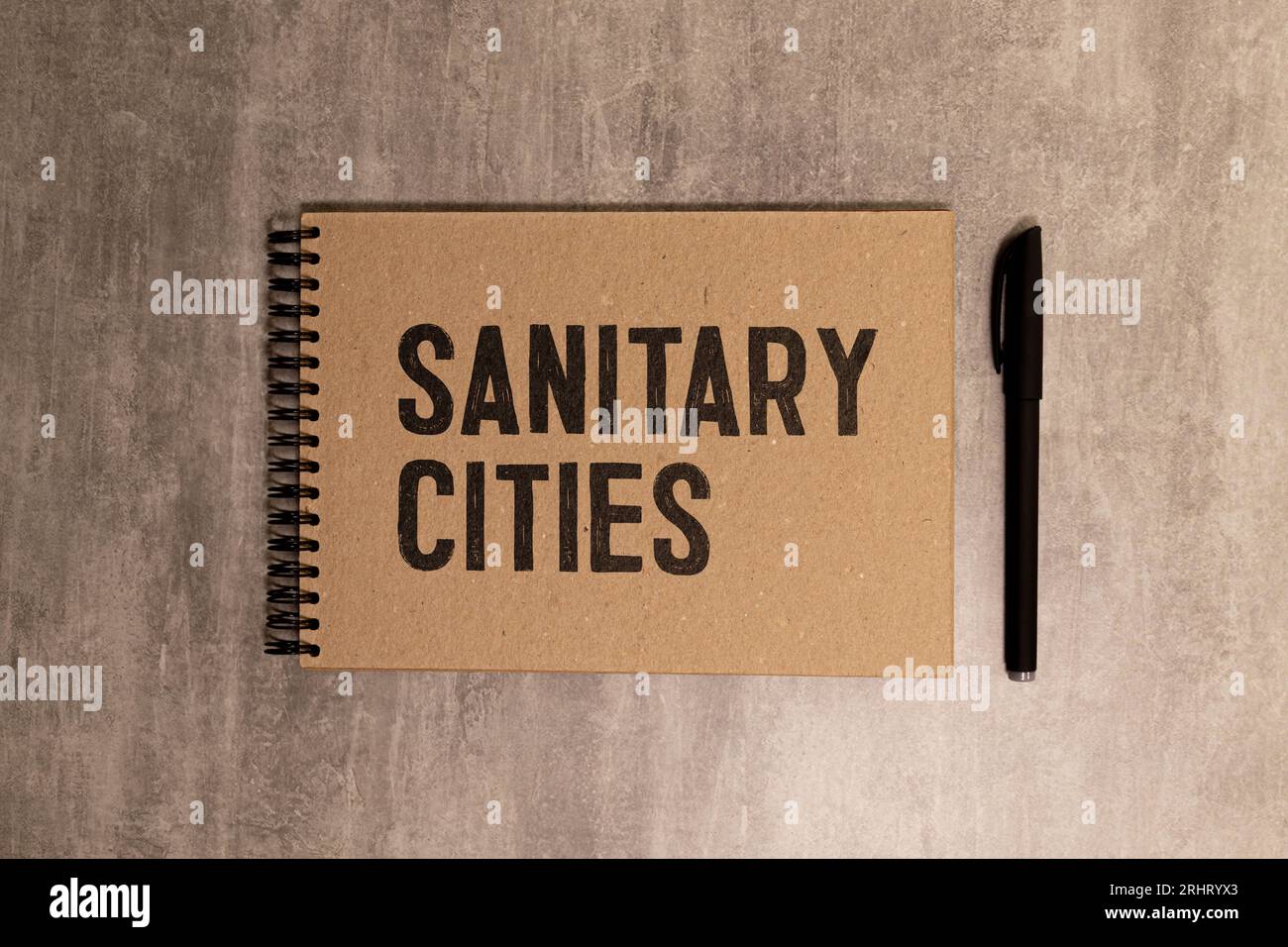 Laissez-passer sanitaire obligatoire rédigé en français à l’entrée d’un restaurant pendant le pandemc Covid-19 Banque D'Images