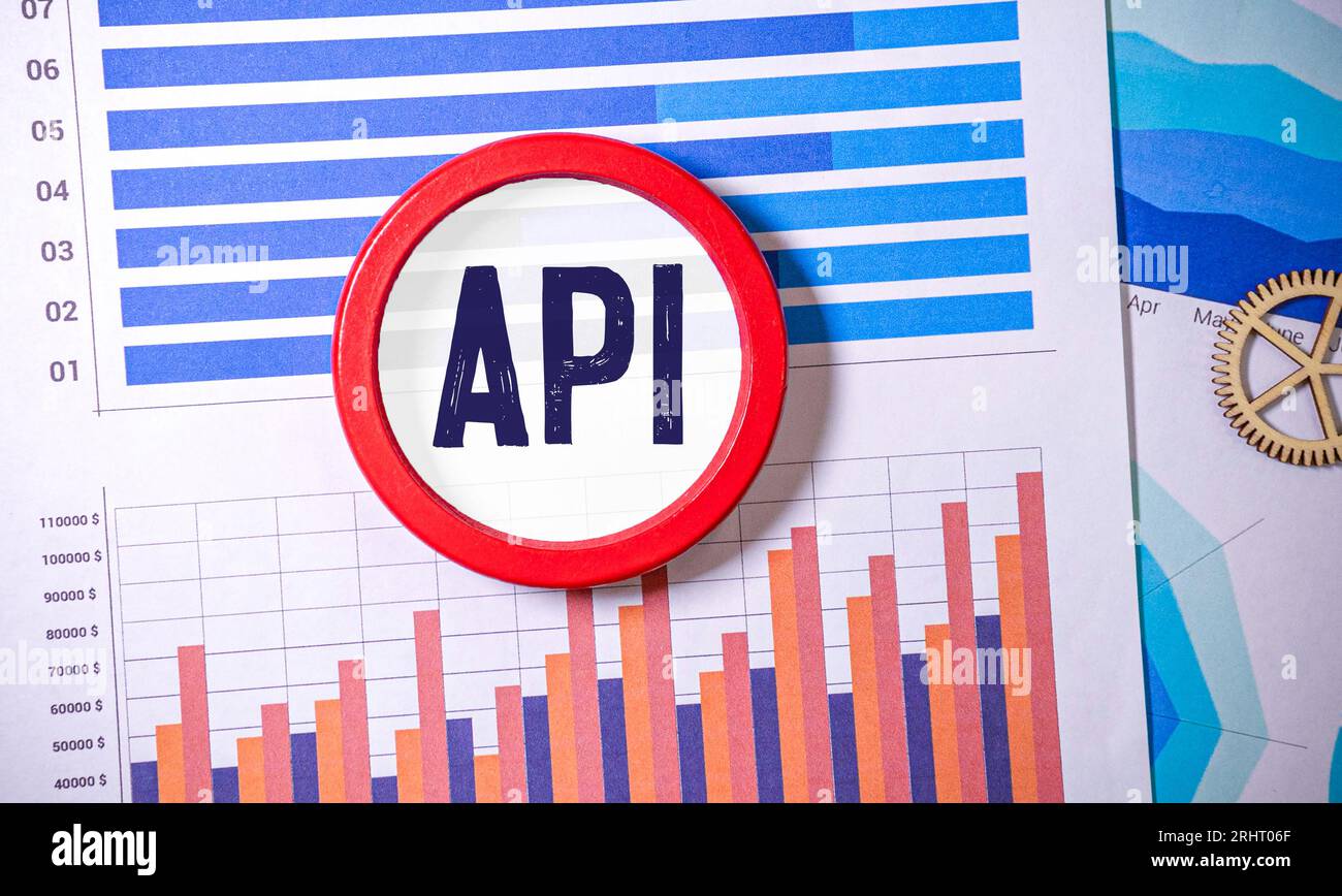 API (interface de programme d'application) sur fond bois. Banque D'Images