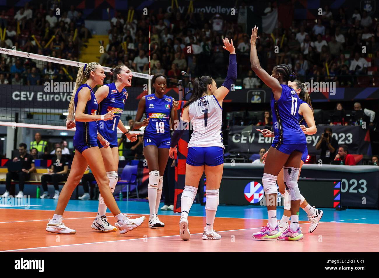 Monza, Italie. 18 août 2023. Les joueuses d'Itay célèbrent le match de volley-ball féminin de la finale de la poule B de la CEV EuroVolley 2023 entre l'Italie et le Zwitzerland à l'Arena di Monza, Monza, Italie le 18 août 2023 Credit : Independent photo Agency/Alamy Live News Banque D'Images