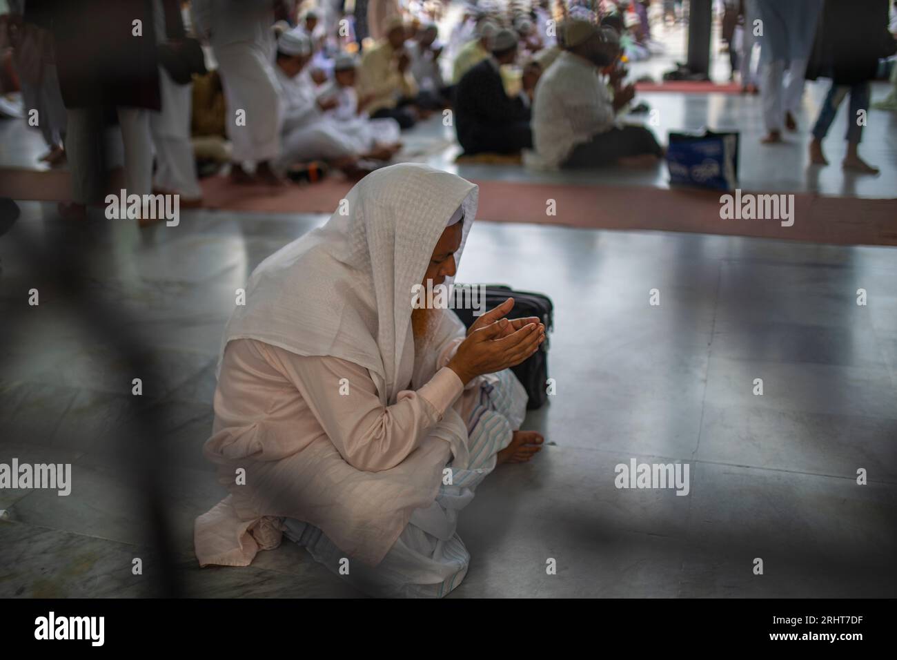 Les musulmans offrent des prières Eid-ul-Azha à la mosquée nationale Baitul Mukarram à Dhaka, au Bangladesh. Banque D'Images