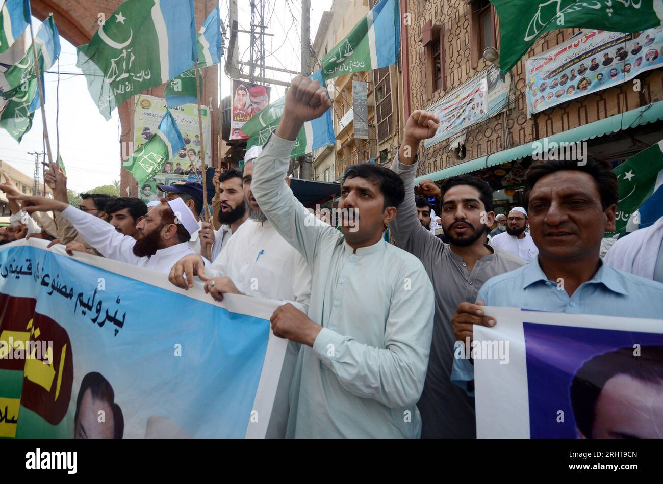 Peshawar, Peshawar, Pakistan. 18 août 2023. Des partisans du parti politique Jamaat-e-Islami crient des slogans après une hausse des prix du pétrole lors d'une manifestation contre l'inflation à Peshawar, Pakistan, le 18 août 2023. Le gouvernement intérimaire du Pakistan a augmenté le prix du carburant le 16 août de 17,50 roupies pakistanaises le litre (0,060 dollar US), portant le prix de l'essence à 290,45 roupies pakistanaises (0,99 dollar US) le litre après la dissolution de l'Assemblée nationale, remettre les pouvoirs au Premier ministre intérimaire Anwaarul Haq Kakar une augmentation significative des prix de l'essence et du diesel pour répondre à la fiscalité Banque D'Images