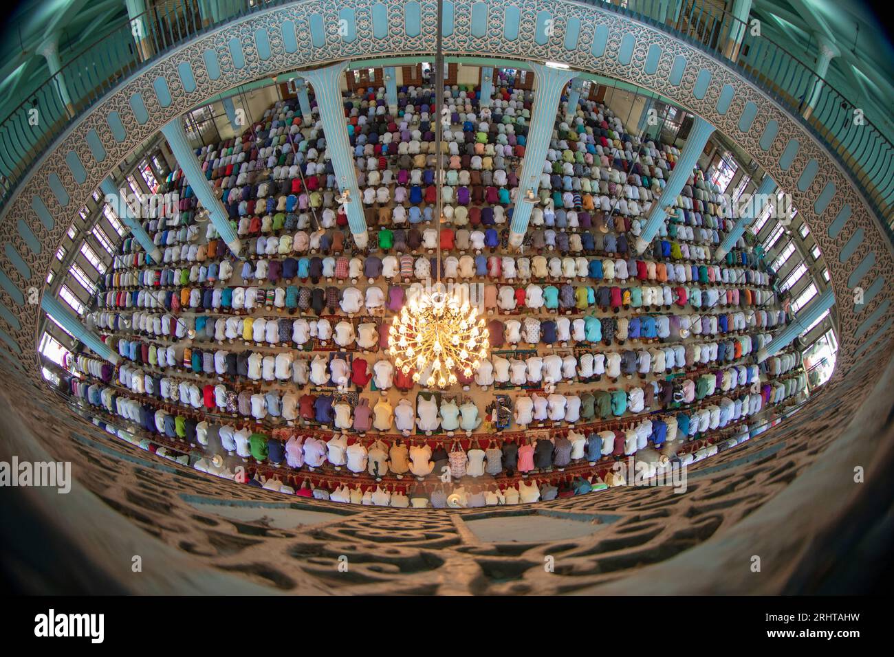 Les musulmans offrent des prières Eid-ul-Azha à la mosquée nationale Baitul Mukarram à Dhaka, au Bangladesh. Banque D'Images