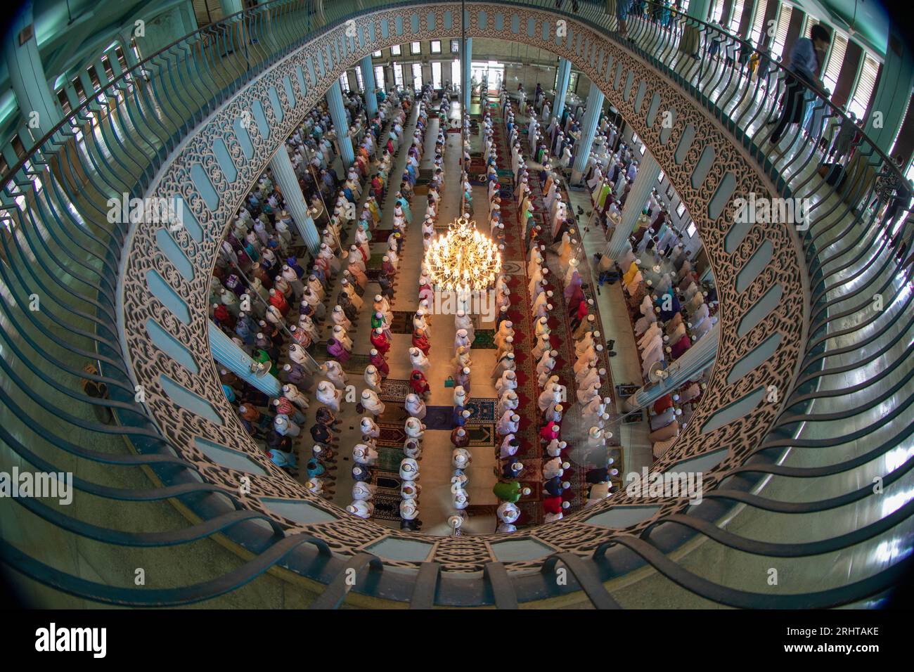 Les musulmans offrent des prières Eid-ul-Azha à la mosquée nationale Baitul Mukarram à Dhaka, au Bangladesh. Banque D'Images