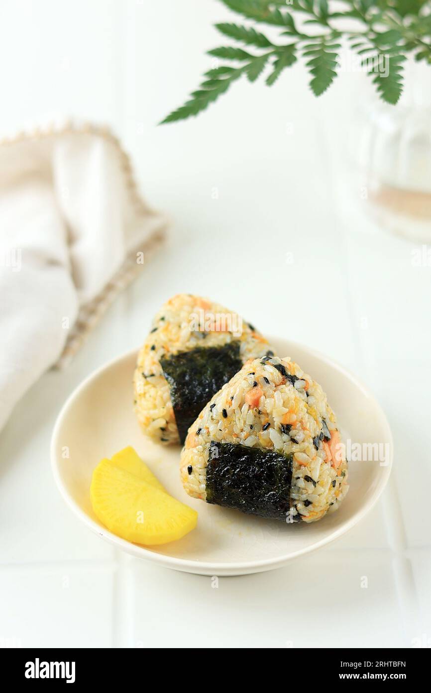 Triangle maison Onigiri japonais avec Takuan Banque D'Images