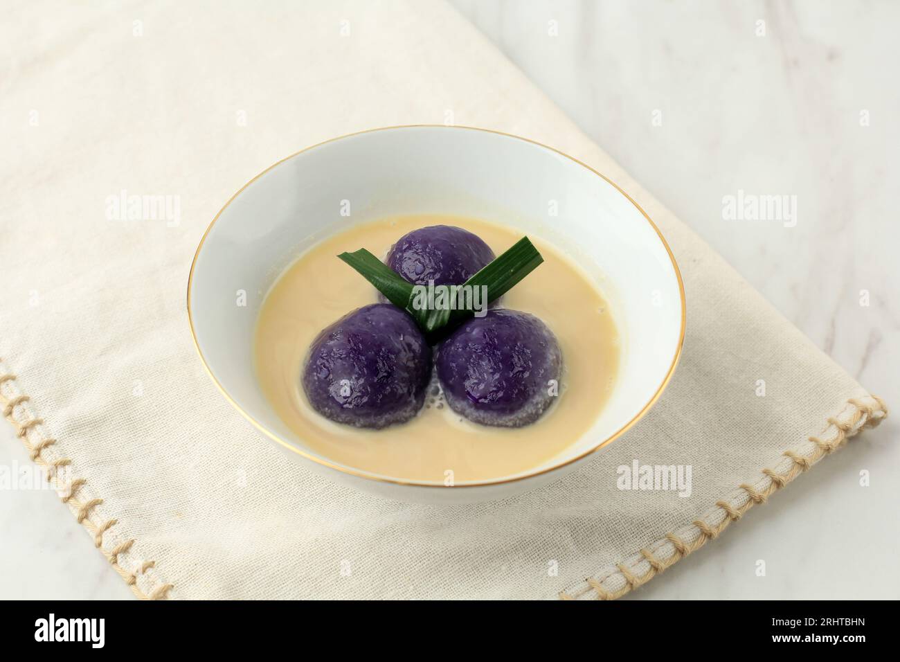 Kolak Candil Ubi Ungu ou boulettes de riz gluant de patate douce violette avec pandan, sucre de palme et sauce au lait de coco Banque D'Images
