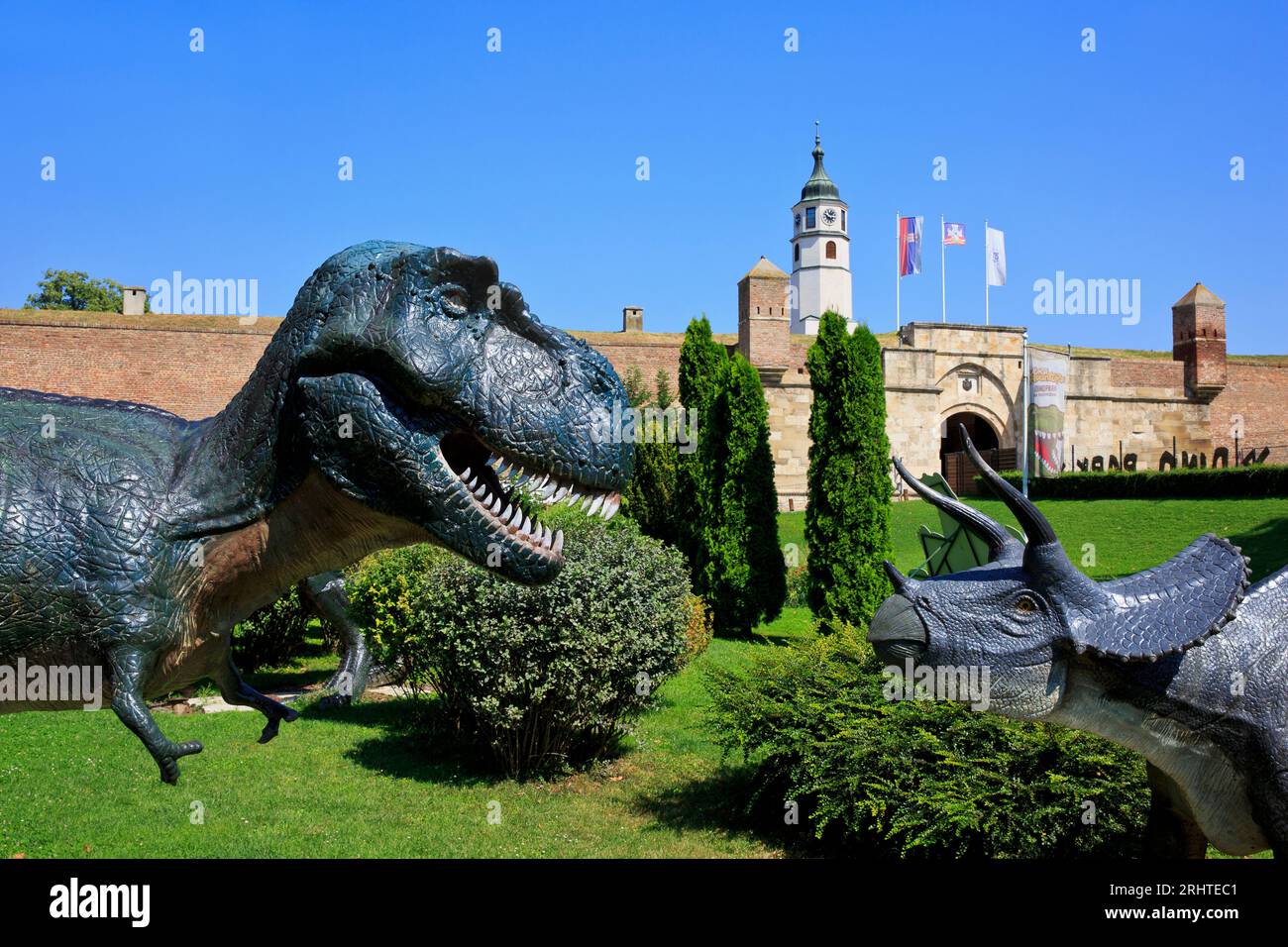 Jura Avantura, un parc à thème de dinosaures, situé à la porte intérieure du Stambol de la forteresse de Belgrade (Kalemegdan) lors d'une glorieuse journée d'été à Belgrade, en Serbie Banque D'Images