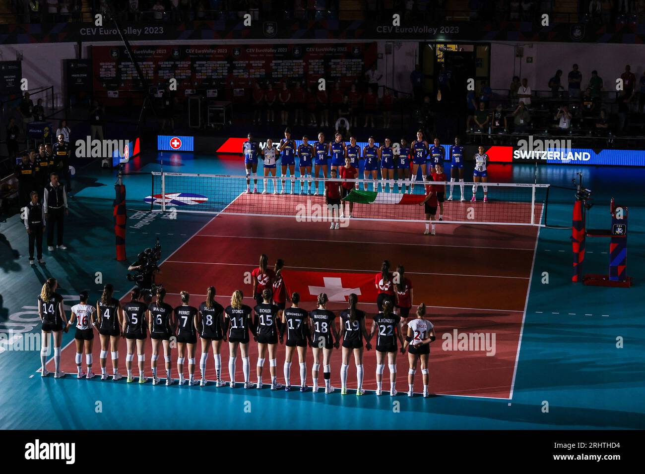 Monza, Italie. 18 août 2023. Une vue générale à l'intérieur de l'arène pendant le match de volleyball féminin de la finale de la poule B de la CEV EuroVolley 2023 entre l'Italie et le Zwitzerland à l'Arena di Monza, Monza. Italie 3 - 0 Suisse (25-14, 25-19, 25-13) crédit : SOPA Images Limited/Alamy Live News Banque D'Images