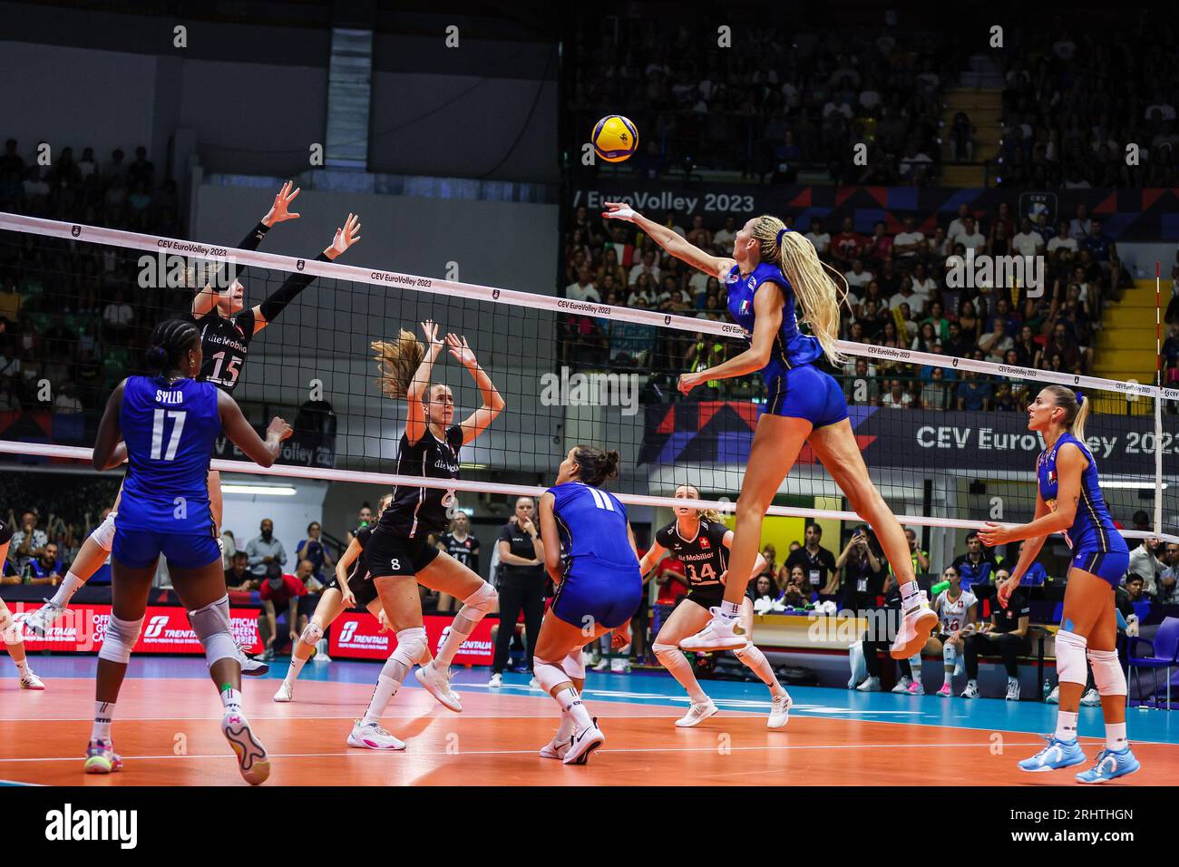 Monza, Italie. 18 août 2023. Elena Pietrini #14 d'Italie vue en action lors du match de volleyball féminin de la finale de la poule B de la CEV EuroVolley 2023 entre l'Italie et la Suisse à l'Arena di Monza, Monza. Italie 3 - 0 Suisse (25-14, 25-19, 25-13) crédit : SOPA Images Limited/Alamy Live News Banque D'Images