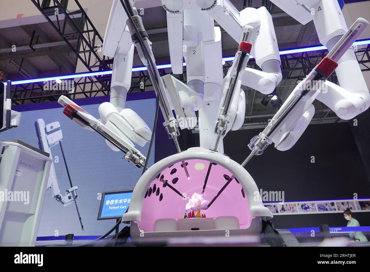 PÉKIN, CHINE - 18 AOÛT 2023 - Un robot chirurgical Da Vinci effectue une démonstration fonctionnelle lors de la Conférence mondiale des robots 2023 à Pékin, en Chine, Banque D'Images