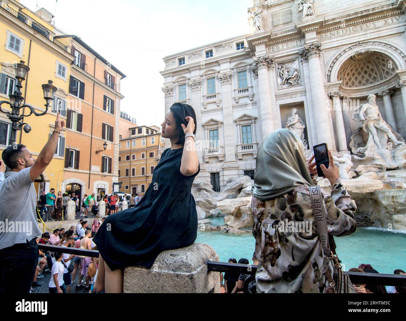 Rome, Italie. 18 août 2023. Touristes à la fontaine de Trevi, le seul des aqueducs anciens en usage continu à ce jour, est le plus célèbre des fontaines romaines. (Photo de Patrizia Cortellessa/Pacific Press) crédit : Pacific Press Media production Corp./Alamy Live News Banque D'Images