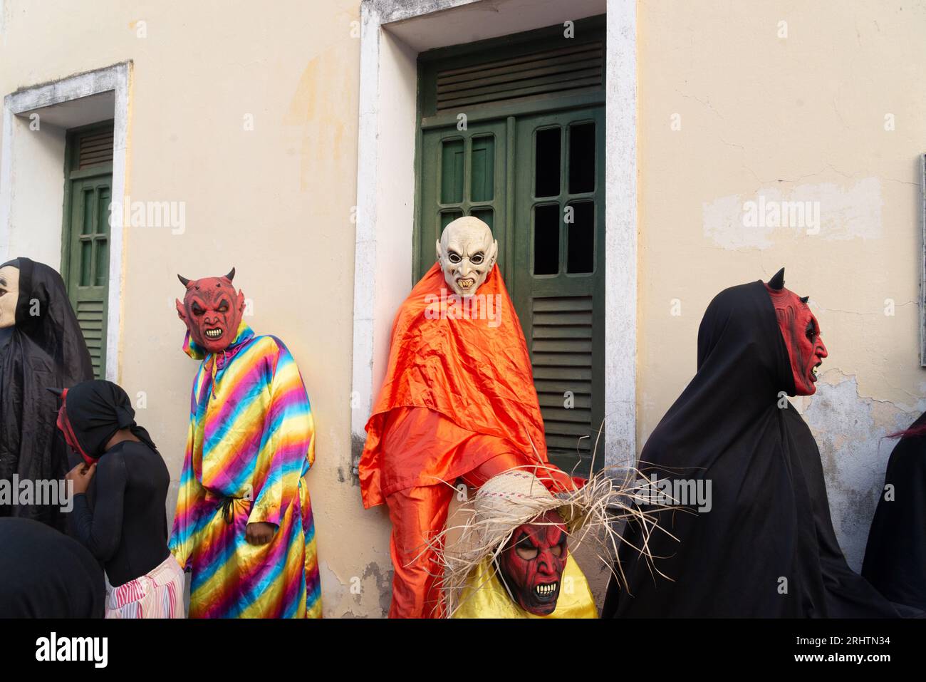 Santo Amaro, Bahia, Brésil - 23 juillet 2023 : des gens vêtus de costumes et de masques terroristes sont vus dans les rues d'Acupe. Ville de Santo Amaro, à Bahi Banque D'Images