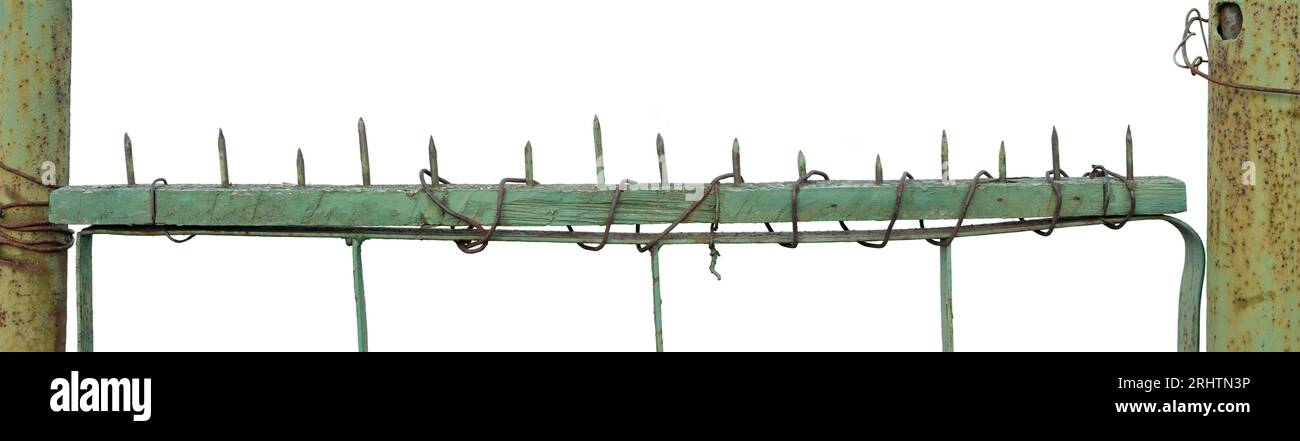 Vieille porte de clôture vintage métallique peinte en vert patiné, grand panorama détaillé de clous dirigés vers le haut, motif rustique horizontal isolé Banque D'Images