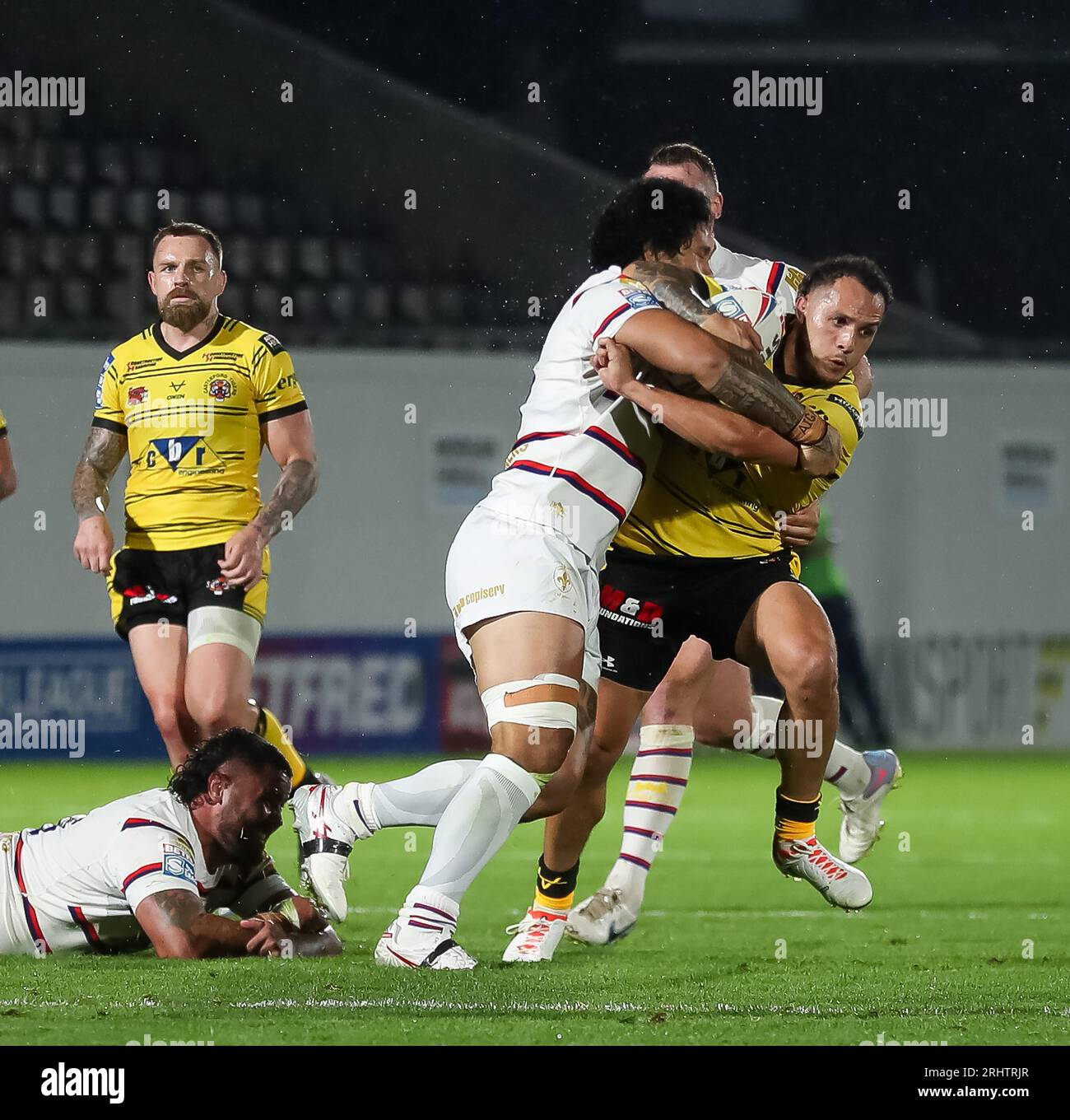 Halifax, Royaume-Uni. 18 août 2023. Liam Horne, de Castleford, est attaqué par Renouf Atoni f Wakefield *** lors du match de championnat Betfred entre les Panthers de Halifax et les Featherstone Rovers au Shay Stadium, Halifax, Royaume-Uni, le 6 août 2023. Photo de Simon Hall. Usage éditorial uniquement, licence requise pour un usage commercial. Aucune utilisation dans les Paris, les jeux ou les publications d'un seul club/ligue/joueur. Crédit : UK Sports pics Ltd/Alamy Live News Banque D'Images