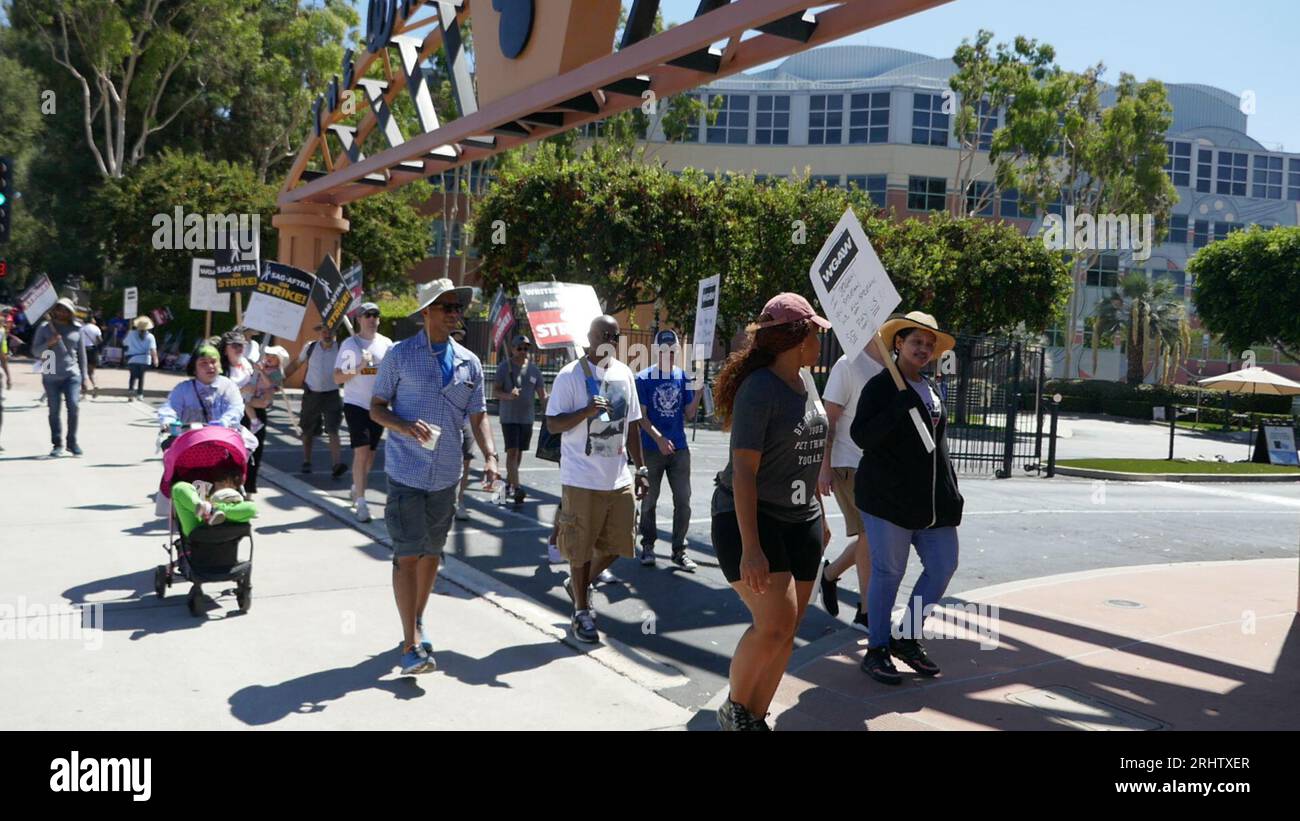 Burbank, Californie, États-Unis 18 août 2023 Walt Disney Studios pendant la grève de la SAG-AFTRA WGA alors que les acteurs/scénaristes piquent aux Walt Disney Studios le 18 août 2023 à Burbank, Californie, États-Unis. Photo de Barry King/Alamy Live News Banque D'Images