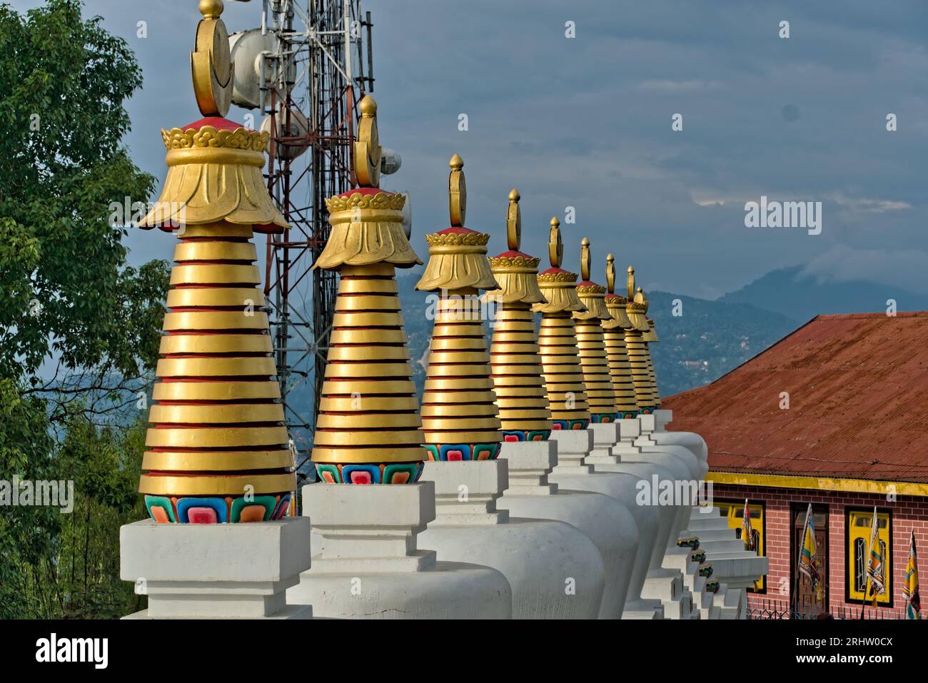 kalimpong, bengale occidental, inde, 05.27.2023 . vue de dessus des sanctuaires dans un monastère bouddhiste Banque D'Images