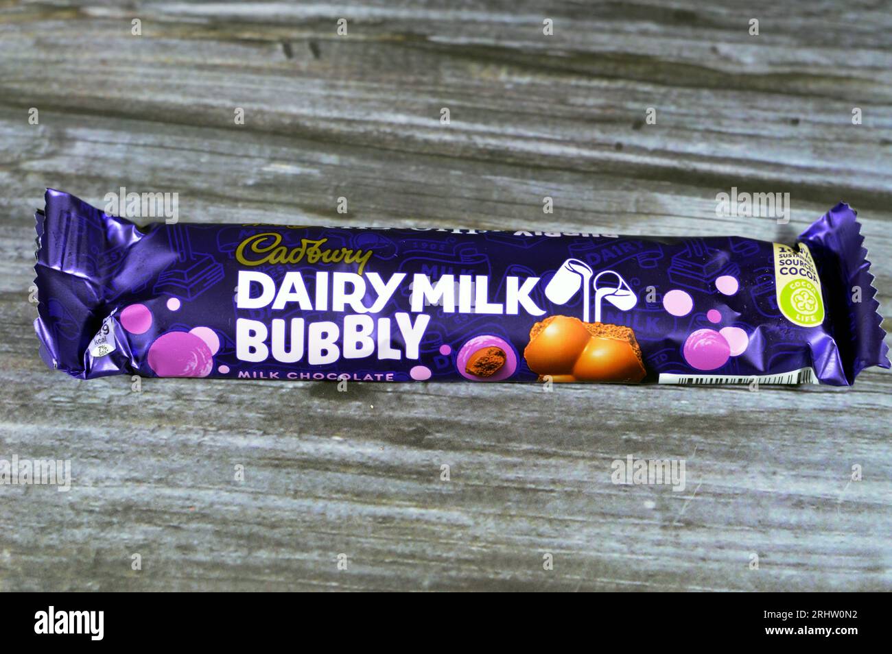 Gizeh, Égypte, juillet 22 2023 : chocolat au lait pétillant au lait de Cadbury avec des bulles de chocolat, Cadbury, anciennement Cadbury's, Cadbury Schweppes, est un Briti Banque D'Images