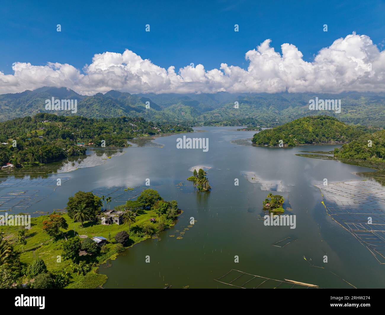 Relevé par drone du lac Sebu entouré de terres sèches, de forêts de montagne. Mindanao, Philippines. Destinations éco-touristiques. Banque D'Images