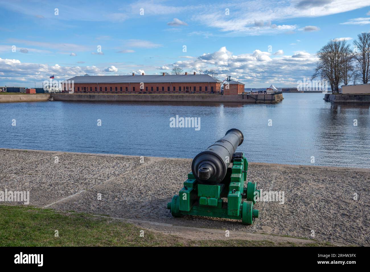 Un vieux canon sur le rivage d'un étang italien. Kronstadt, Russie Banque D'Images